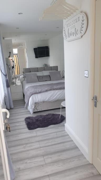 Near Liverpool Double Bedroom Hideaway วิรัล ภายนอก รูปภาพ
